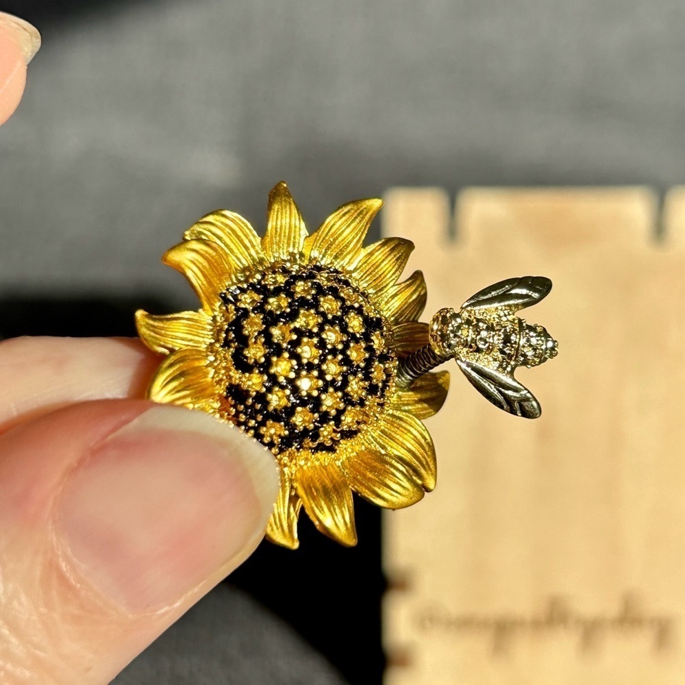 Sunflower + Bee Rhinestone Fashion Brooch, Pin, Bling, Sparkly, Yellow, Black - Picture 4 of 16